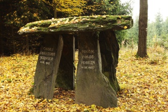 Makolusky - kamenný stůl